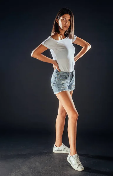 Retrato Uma Mulher Usando Calças Curtas Rasgadas Camiseta Branca Tênis — Fotografia de Stock