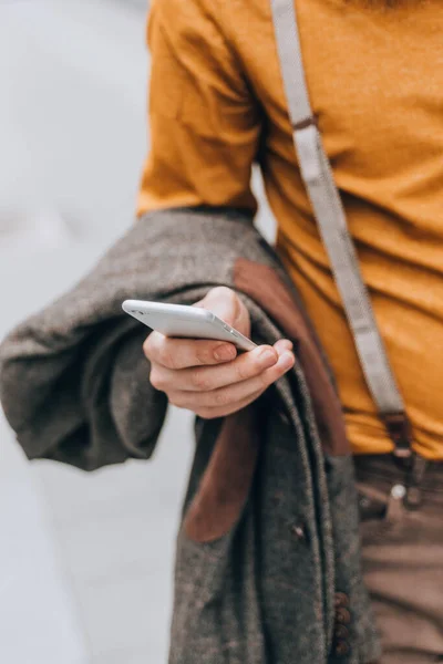 Moderner Hipster Junge Checkt Sein Handy Stadtplatz — Stockfoto