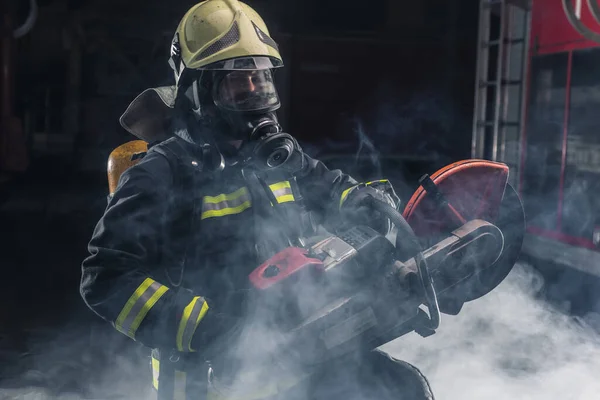 Retrato Bombero Con Equipo Protección Completo Posando Con Una Motosierra —  Fotos de Stock