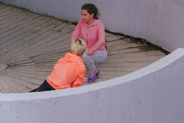 Jovens Meninas Atléticas Vestindo Roupas Esportivas Durante Exercício Alongamento Livre — Fotografia de Stock