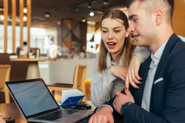 Paar Die Plezier Hebben Een Café Coffeeshop Terwijl Gekke Gezichten — Stockfoto