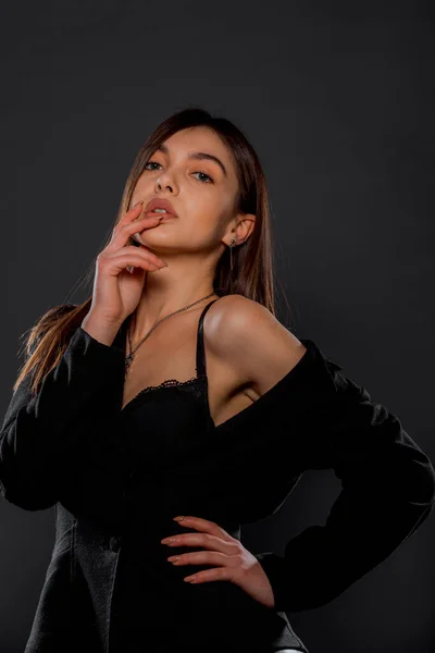 Aantrekkelijk Jong Vrouwelijk Model Poseren Stijlvolle Zwarte Latex Broek — Stockfoto