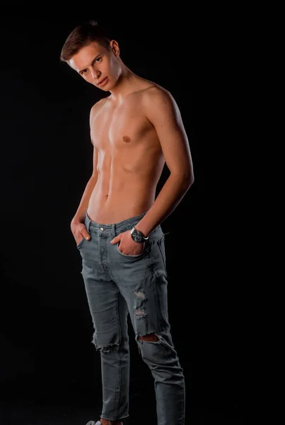 Modeporträt Eines Halbnackten Mannes Blauen Zerrissenen Jeans — Stockfoto