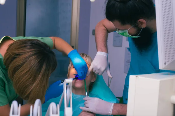 Odontólogos Femeninos Masculinos Examinando Una Paciente Femenina Con Equipo Moderno —  Fotos de Stock