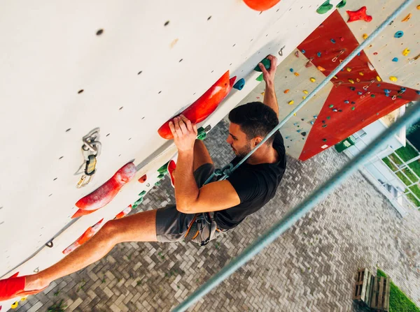 Joven Sube Una Pared Roca Aire Libre —  Fotos de Stock