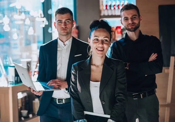 Giovani Colleghi Moderni Che Escono Insieme Dopo Appuntamento Lavoro — Foto Stock