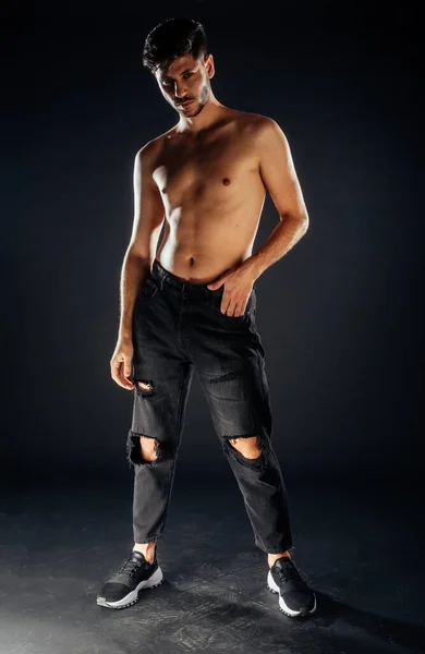 Retrato Belo Modelo Masculino Posando Com Mão Bolso — Fotografia de Stock