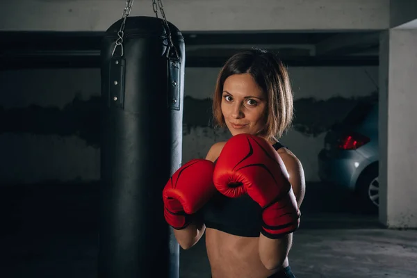 Retrato Jovem Mulher Confiante Vestindo Luvas Boxe Vermelho Sutiã Esportivo — Fotografia de Stock