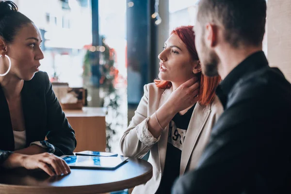 Gruppen Unge Attraktive Samlet Seg Arbeidsdiskusjon – stockfoto