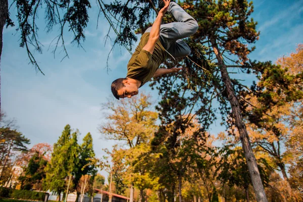 空の下で空中でトリックをしているパークウェアの男 — ストック写真