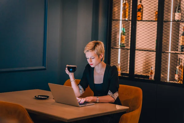 Joven Empresaria Confiada Trabajando Portátil Mientras Está Sentada Rincón Café —  Fotos de Stock