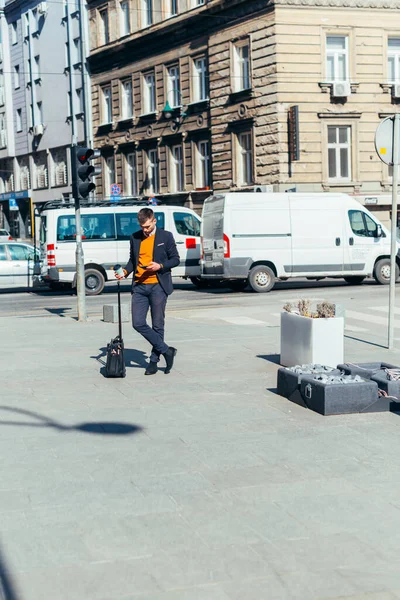 Jungunternehmer Spaziert Mit Reisetasche Durch Die Stadt — Stockfoto