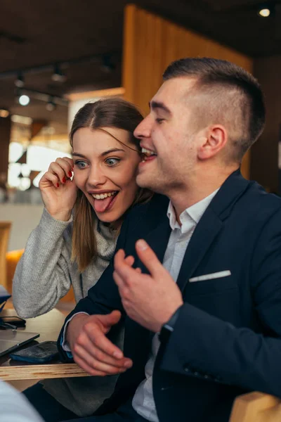 Paar Hat Spaß Einem Café Café Während Verrückte Gesichter Macht — Stockfoto