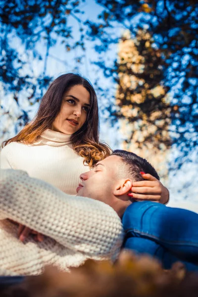 Een Jonge Man Een Meisje Liggen Het Park Kijken Verliefd — Stockfoto