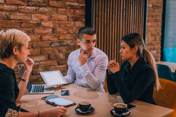 Unternehmensberaterin Zeigt Ihren Kollegen Café Geschäftsstrategie Auf Dem Tablet — Stockfoto