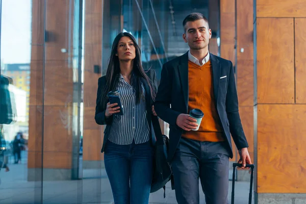 未来的な現代駅を歩くビジネスカップル — ストック写真
