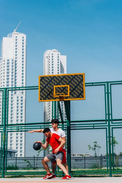 Partita Basket Giocare Palla Con Una Palla Nera Indossando Colori — Foto Stock
