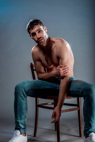 Záběr Tělo Atraktivního Mužského Modelu Bez Košile Pózujícího Dřevěné Židli — Stock fotografie