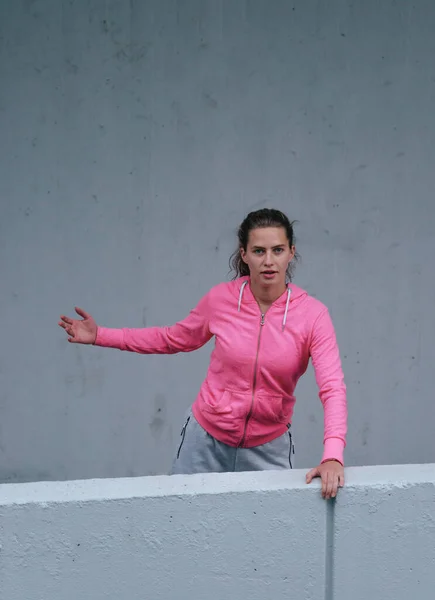 Esportivo Correndo Mulher Descansando Uma Parede Concreto Cinza Depois Exercer — Fotografia de Stock