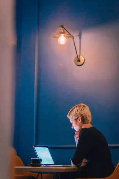 Вид Сбоку Красивую Блондинку Предпринимательницу Работающую Ноутбуке Сидя Кафе — стоковое фото
