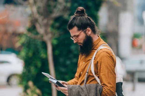 Bearded Man Klädd Fashionabla Kläder Kontrollera Sin Post Surfplatta Dator — Stockfoto