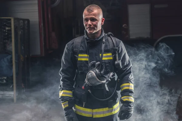 Retrato Bombero Con Asistencia Casco Bombero Fondo Oscuro Con Humo —  Fotos de Stock