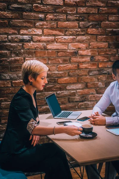 Image Young Attractive Businesswoman Cup Coffee Working Her Clients Cafe — Stock Photo, Image