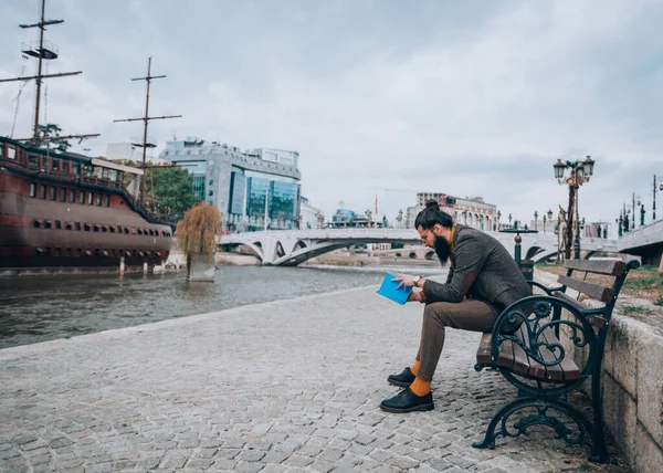 Hipster Hoy Día Leyendo Libro Aire Libre Paseo Fluvial —  Fotos de Stock