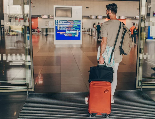 Homem Viajando Avião Jovem Passageiro Esperando Aeroporto Por Voo Atrasado — Fotografia de Stock