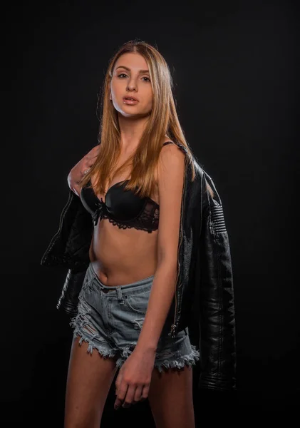 Foto Lateral Uma Bela Modelo Feminina Sutiã Preto Calções Jeans — Fotografia de Stock