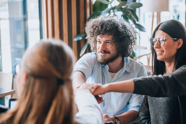 Gruppe Junger Attraktiver Menschen Trifft Sich Zum Arbeitsgespräch — Stockfoto