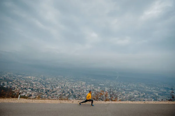 Goed Gebouwde Atleet Van Middelbare Leeftijd Tijdens Een Stretch Training — Stockfoto