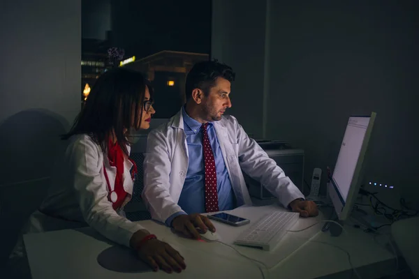 Los Médicos Trabajan Oficina Por Noche Una Computadora —  Fotos de Stock