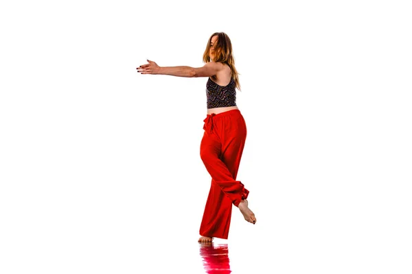 Молода Жінка Робить Сучасний Танець Білому Тлі — стокове фото