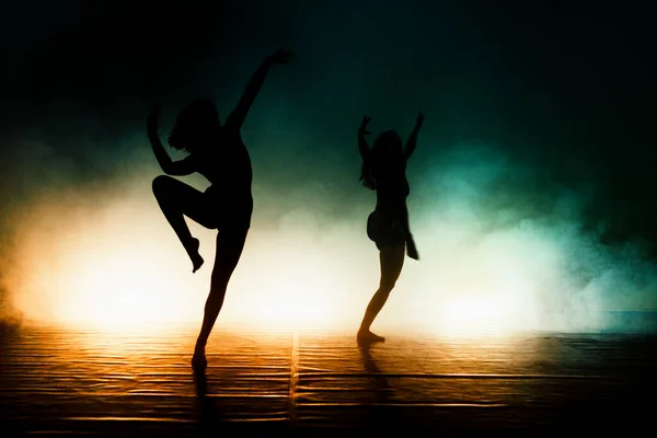 Elegante Balletttänzer Üben Posen Während Eines Tanzkurses — Stockfoto