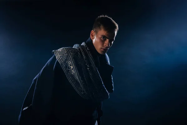 Retrato Guapo Joven Con Mandíbula Afilada Que Lleva Una Bufanda —  Fotos de Stock