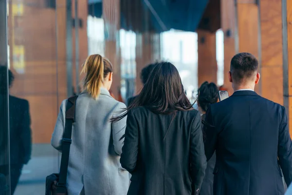 Gruppe Von Kollegen Auf Geschäftsreise Euroreise Die Gemeinsam Einem Modernen — Stockfoto