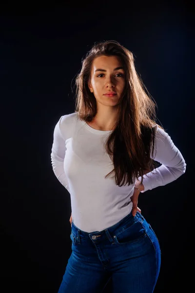 Retrato Uma Menina Atraente Furando Seu Cabelo Enquanto Parece Bonito — Fotografia de Stock