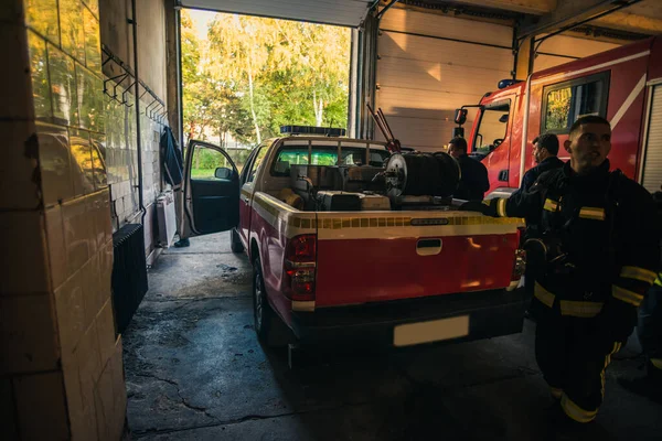 Camión Bomberos Estacionado Dentro Del Garaje Del Departamento Bomberos — Foto de Stock