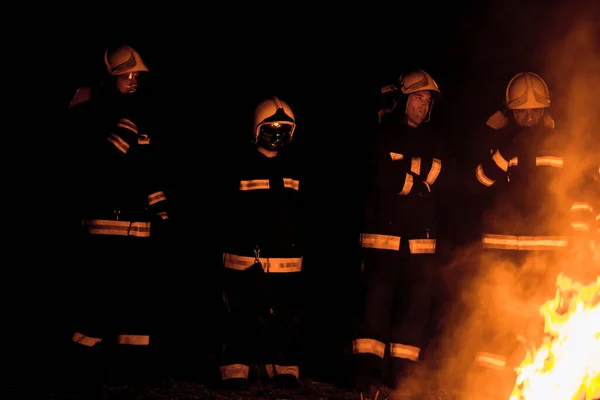 Bombeiros Combatendo Incêndio Florestal Com Várias Ferramentas Para Eliminar Chamas — Fotografia de Stock