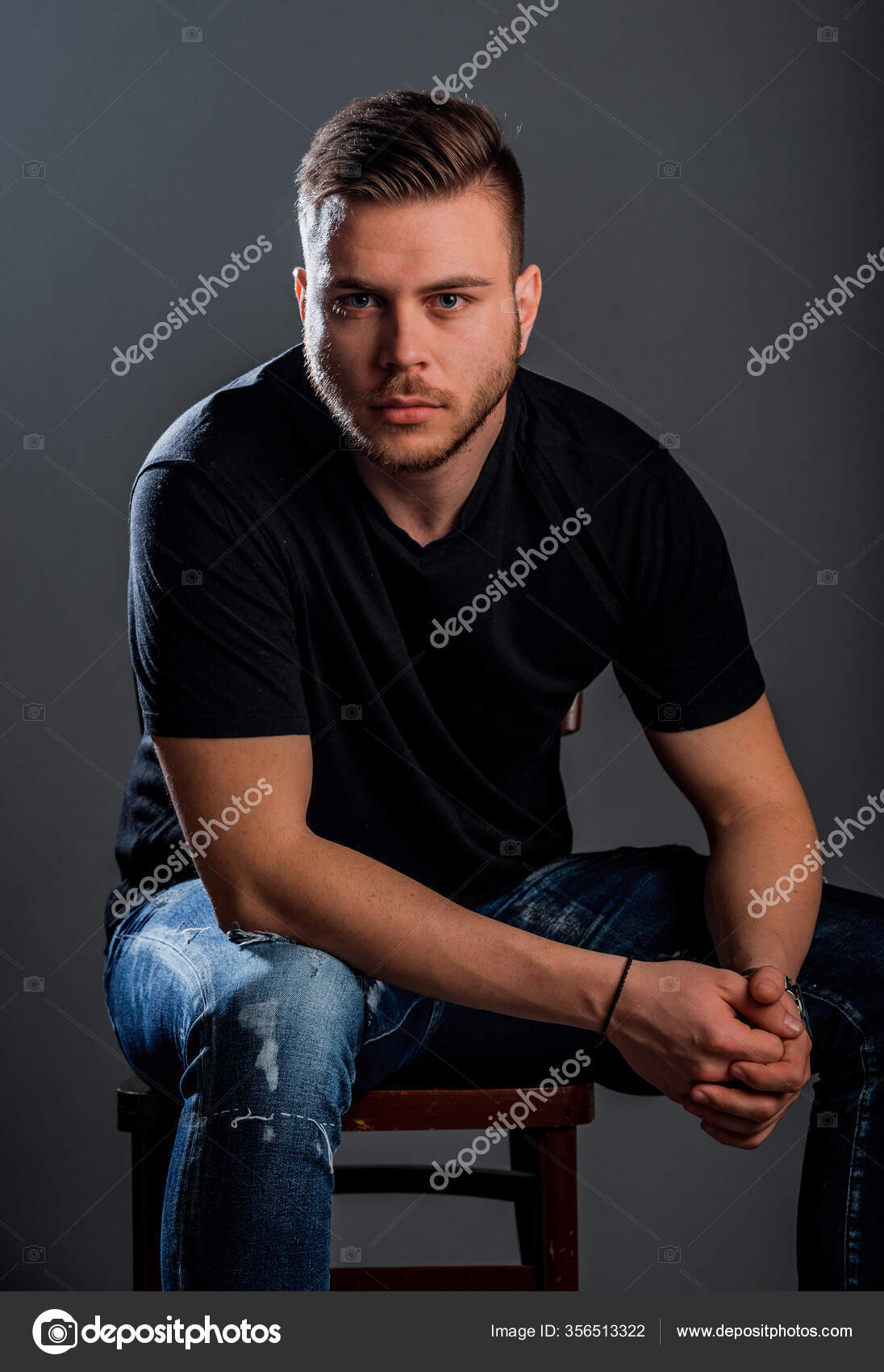 Retrato Hombre Elegante Posando Ropa Moderna fotografía de stock © gorgev #356513322 | Depositphotos