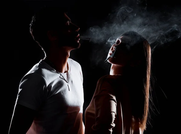 Sensual Elegante Casal Amoroso Vestindo Roupas Estilo Moderno Fumar Cigarros — Fotografia de Stock