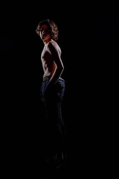 Atractivo Joven Modelo Niño Patinador Posando Ropa Elegante Moda — Foto de Stock