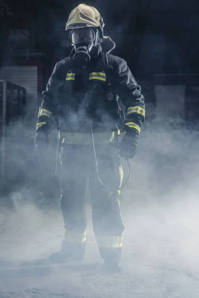 Portrait Pompier Portant Des Branchements Pompier Casque Fond Sombre Avec — Photo