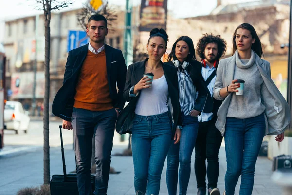 Vänner Förbindelser Grupp Multietniska Vänner Som Går Gatorna Och Pratar — Stockfoto