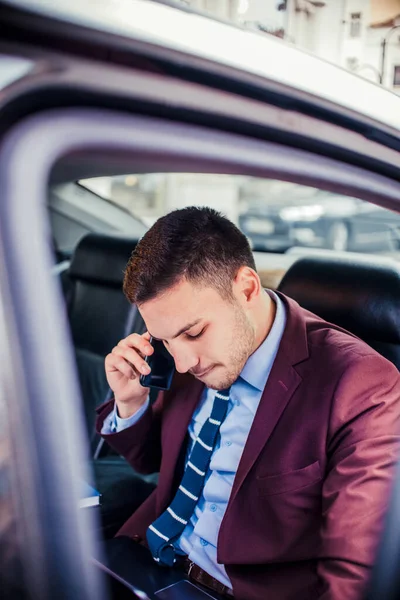 Hombre Traje Está Conduciendo Coche Limusina Serio Mientras Habla Por — Foto de Stock