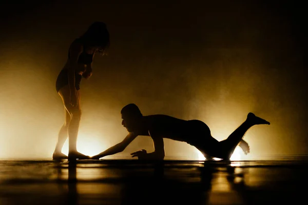 Movimientos Danza Ballet Realizados Por Personas Atléticas Caucásicas —  Fotos de Stock