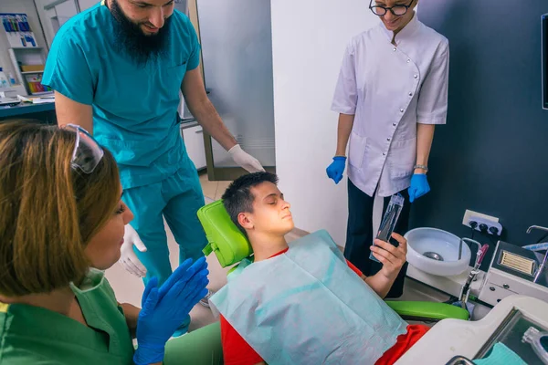 Adolescente Menino Paciente Sentado Cadeira Dentista Olhando Para Equipamento Dentário — Fotografia de Stock