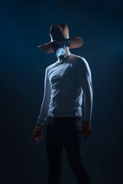 Retrato Joven Guapo Con Sombrero Vaquero Fumando Cigarrillo Estudio Alto — Foto de Stock