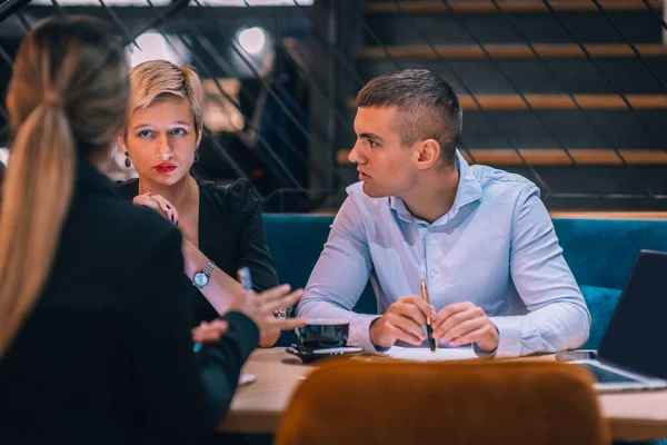 Group Young Businesspeople Brainstorming Together Cafe Discussing New Possible Projects — Stock Photo, Image